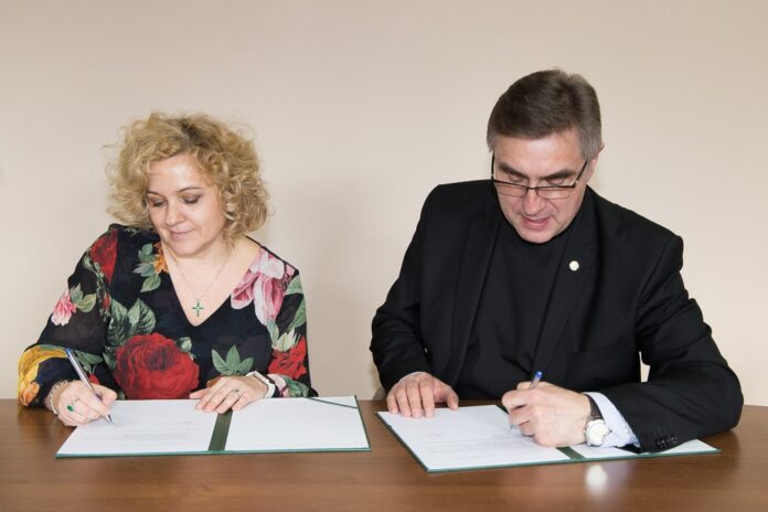 Podpisanie umowy z UKSW_1
