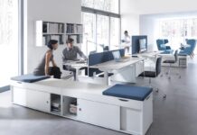 Oddział usług klinicznych firmy WCG otwiera biuro w Japonii biuro, open space, ludzi dyskutują patrząc w ekran komputera