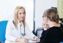 Zdrowie psychiczne – wyzwanie dla lekarzy rodzinnych (sondaż) lekarz rozmawia z pacjentką, wizyta u lekarza