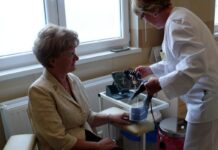 Nadciśnienie tętnicze dotyczy już 12 mln Polaków mierzenie nadciśnienia Pielęgniarka przygotowuje się do zmierzenia ciśnienia pacjentce