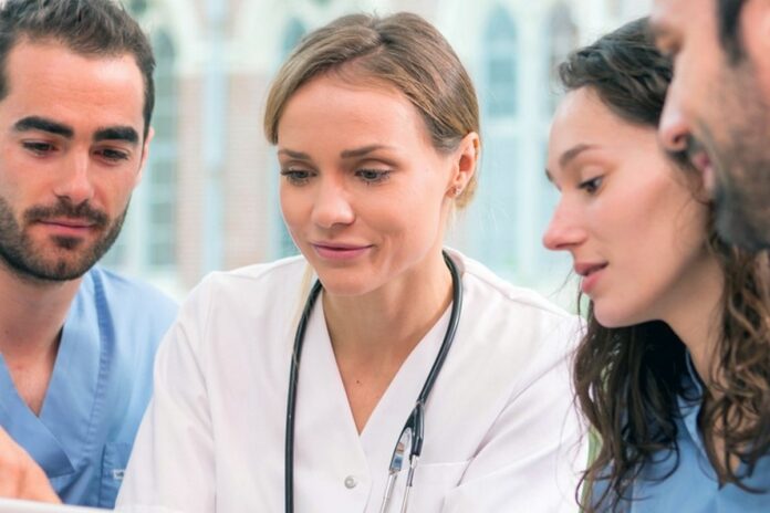 lekarka tłumaczy studentom medycyny