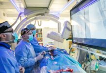 Pionierska operacja implantacji stengraftu „in situ” w leczeniu tętniaka okołonerkowego