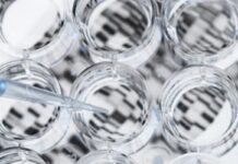 Lek na narkolepsję kupiony wraz z firmą za 2,1 mld dolarów szklane fiolki i pipeta, zdjęcie ilustracyjne