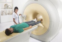 Eksperci: czas zaktualizować wycenę procedur w medycynie nuklearnej badanie tomografem komputerowym. pacjent leży, technik uruchamia urządzenie