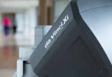 Synektik zakłada pierwsze sprzedaże da Vinci na Ukrainie w r.obr. 2026/2027 fragment konsoli robota chirurgicznego da Vinci