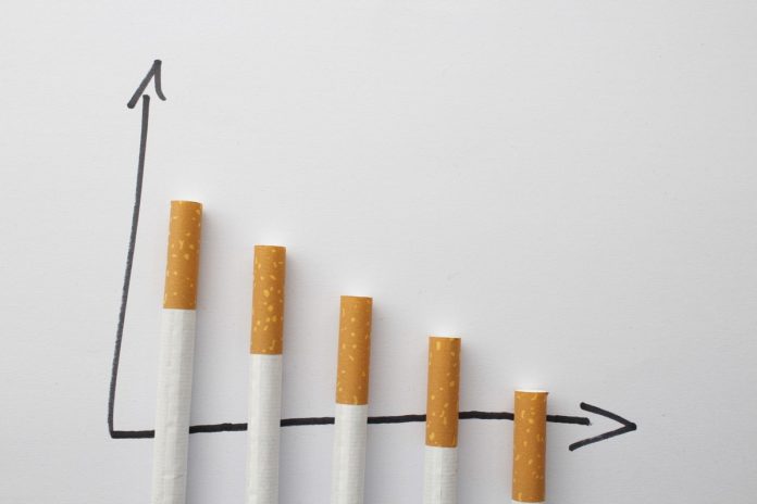 spadajaca liczba papierosy wykres