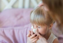 Prof. Kupczyk: czas usystematyzować opiekę nad pacjentami z astmą i anafilaksją dziecko ma katar. mama wyciera mu nos