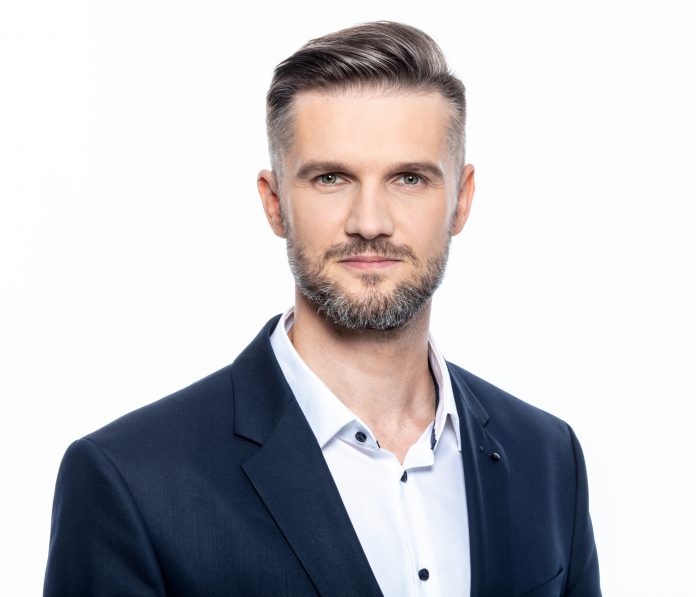 Michał Sosin białe tło garnitur