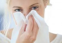 Przewlekłe zapalenie zatok można i trzeba leczyć kobieta dmucha w chusteczkę