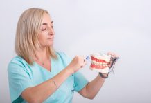 Mniej niż 2 razy dziennie to za mało. Polacy za rzadko i za szybko myją zęby