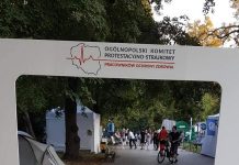 Rozmów nie było. Białe Miasteczko trwa