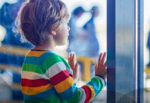 Potrzebne zmiany w systemie leczenia dzieci chorych na hemofilię chłopiec patrzy przez szybę