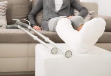 Rell-Bakalarska: na densytometrię powinien kierować lekarz POZ nowa w gipsie obok leżą kule