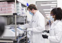 Moderna pozwała Pfizer/BioNTech o skopiowanie technologii mRNA laboratorium firmy farmaceutycznej