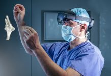 Polska ortopedia w rozszerzonej rzeczywistości (wideo) lekarz na sali operacyjnej ogląda obraz 3D