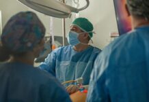 W Piasecznie ruszył program operacji jelita grubego przy użyciu robota. To przełom