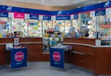 AiP Group rośnie w siłę wnętrze apteki, regały z lekami, lada sprzedażowa