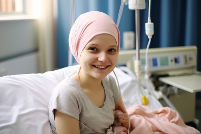 dziecko na łóżku szpitalnym, w tle kroplówka, chemioterapia