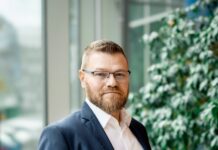 Scop Fluidics: Bernd Eberhardt został powołany na stanowisko CEO w Bacteromic Bernd Eberhardt stoi w garniturze
