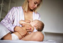 Żółtaczka u noworodka – czym jest i kiedy powinna niepokoić? matka karmi piersią noworodka