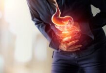 Rośnie zachorowalność na raka jelita grubego. To choroba cywilizacyjna Kobieta dotykająca brzucha boleśnie cierpiąca z powodu choroby układu pokarmowego