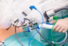 Polskie spółki opracują technologię robotycznej biopsji ramiona robota chirurgicznego w brzuchu pacjenta