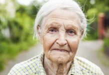 Dobre życie w starszym wieku? Większość seniorów czuje się samotnych twarz starszej kobiety