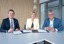 UCK dołącza do międzynarodowej sieci Placówek Referencyjnych Roche na zdjęcia: Jacek Jopek i Irma Veberič z Roche Polska i Jakub Kraszewski, dyrektor UCK w Gdańsku