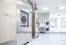 Synthaverse zwiększa moce produkcyjne w zakresie Onko zakład produkcyjny firmy farmaceutycznej Synthaverse w środku, wejście do śluzy