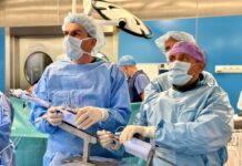 Wykonano pierwsze przezcewnikowe zabiegi naprawy niedomykalności zastawki mitralnej w regionie Podbeskidzia sala operacyjna, dwóch operatorów obserwuje monitory z parametrami pacjenta