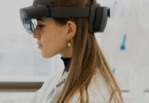 Rząd Francji chce złotej akcji w spółce stworzonej po podziale Sanofi laborantka w białym fartuchu z napisem Sanofi