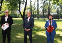 Liberalizacja bez ustawy? Są wytyczne MZ ws. aborcji konferencja w ogrodach KPRM. Od lewej stoją: Adam Bodnar, minister sprawiedliwości, premier Donald Tusk, Izabela Leszczyna, minister zdrowia