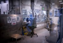 Szczepionka przeciw RSV zatwierdzona w Europie dla dorosłych obciążonych chorobami współistniejącymi fabryka szczepionek GSK, dział kontroli