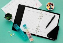 W onkologii jest 1,5 tys. wakatów. Czy opieka elastyczna zmieni sytuację? otwarty notatnik, na nim długopis, tabletki