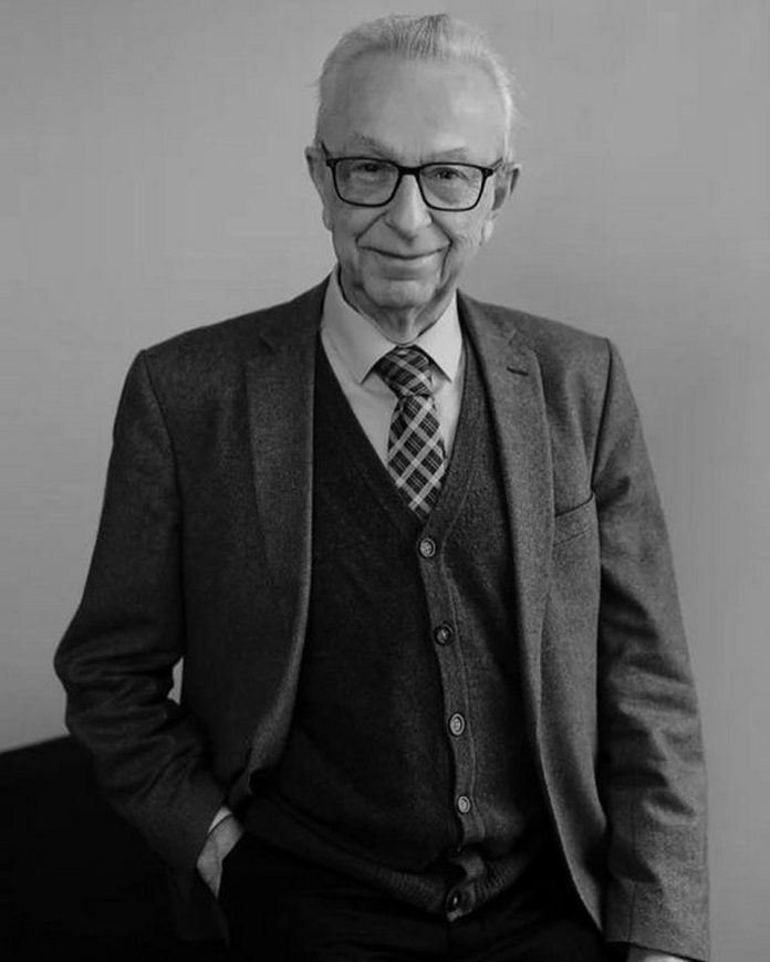Prof. Lew Starowicz w garniturze, zdjęcie czarno-białe