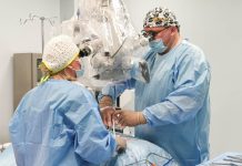 Szpital Żywiec zawiesza pracę trzech oddziałów i dwóch poradni sala operacyjna, lekarze patrzą przez mikroskop