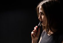 WHO: 1 na 5 dorosłych jest uzależniony od tytoniu młoda kobieta pali e-papierosa