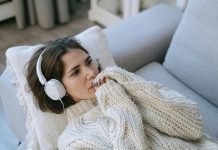 Stomatologizację pomocy psychologicznej w Polsce pokazuje pierwszy raport o finansowaniu zdrowia psychicznego nastolatka leży na kanapie, ma zmartwioną minę i słuchawki na uszach