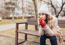 Depresja sezonowa – jak stawić jej czoła jesienią i zimą? kobieta zmartwiona siedzi na ławce w parku. ilustracja do jesiennej depresji