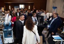 Powstało Health Hub – centrum dla startupów medycznych targi sprzętu medycznego - tłum ludzi zwiedza i ogląda