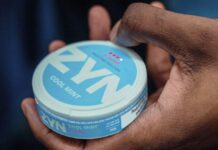 FDA autoryzuje do sprzedaży w USA saszetki nikotynowe ZYN jako mniej toksyczne od papierosów męska ręka trzyma opakowanie saszetek nikotynowych ZYN