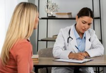 30% pacjentów uważa, że zakres usług w POZ nie odpowiada ich potrzebom lekarka udziela porady lekarskiej młodej pacjencce