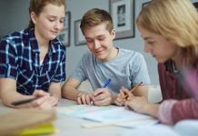 Alivia: Zdrowie przyszłych pokoleń zakładnikiem politycznych sporów dzieci siedzą przy stole i odrabiają lekcje