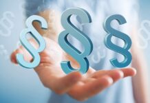 Jak wygląda wdrożenie Europejskiego Kodeksu Opieki Onkologicznej w Polsce? zdjęcie ilustracyjne. paragrafy na dłoni