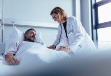 Alivia publikuje najnowszy ranking szpitali onkologicznych w Polsce pacjent leży w szpitalnym łóżku, pochyla się nad nim lekarka