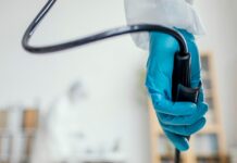 Internet zamiast lekarza? Niebezpieczna pułapka, szczególnie w nowotworach lekarz trzyma endoskop