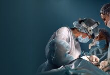 Medinice ma dofinansowanie na projekt AtriClamp lekarze na sali operacyjnej, trwa operacja