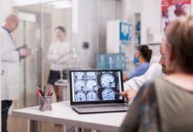 Rusza kolejna edycja Hospital AI Challenge starsza-kobieta-w-gabinecie-szpitalnym-patrzac-na-tomografie-komputerowa-mozgu-podczas-dyskusji-z-lekarzem-na-temat-diagnozy-chora-mloda-kobieta-i-starszy-medyk-z-siwymi-wlosami-w-korytarzu-kliniki.