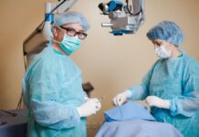 5 placówek z Polski w projekcie EPHA sala operacyjna. lekarz trzyma w rękach strzykawkę, pielęgniarka rozkłada chustę operacyjną