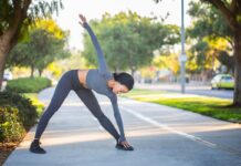 Siedzenie może być równie szkodliwe jak nałóg palenia kobieta w stroju sportowym ćwiczy